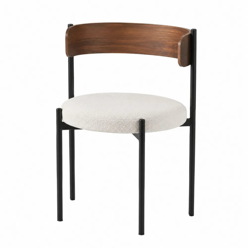 Sedia con schienale in legno e struttura in metallo nero, seduta in tessuto bianco