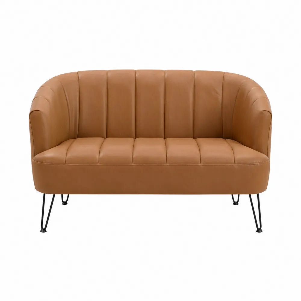 Divano in pelle sintetica marrone con gambe in metallo nero